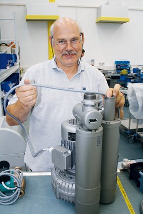 Peter Hasenauer, chief electrical engineer at the M+W Group, indicates the ÖLFLEX® CONTROL cable on the lateral channel blower Peter Hasenauer, chief electrical engineer at the M+W Group, indicates the ÖLFLEX® CONTROL cable on the lateral channel blower
